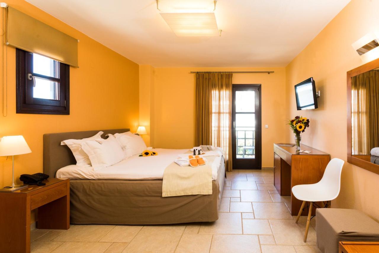 Helianthus Guesthouse อาโมเลียนี ภายนอก รูปภาพ